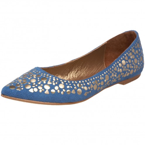 Blue flats with embellishment? Yes please! They're perfect for a night out with dresses or jeans, a simple T-shirt, and a statement necklace. 