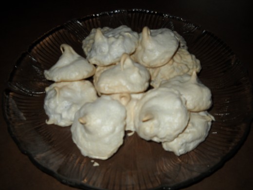 The finished meringue cookies.