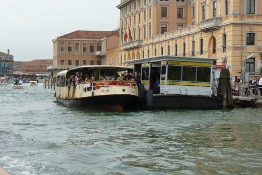 A water bus on the Grand Canal at a "bus stop".