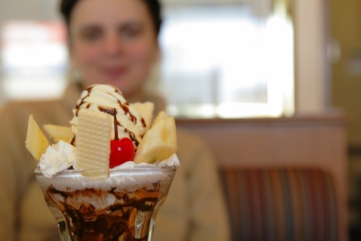 Parfaits make great picnic desserts. Just use pudding or cheesecake filling instead of ice cream.