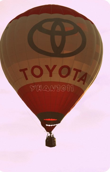 my friend Arianne's car is a gorgeous model of Toyota so she didn't miss to shoot this one hot air balloon