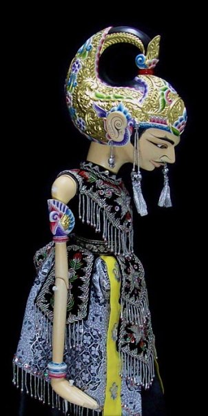 Arjuna is the third son of Pandu Kunti mother. Called also panengah Pandavas. Living in Madukara, part of the kingdom Amarta. Berparas handsome, much like women. Having a weapon heirloom kris transition, Ali-ali Pasopati Ampal and arrows. 