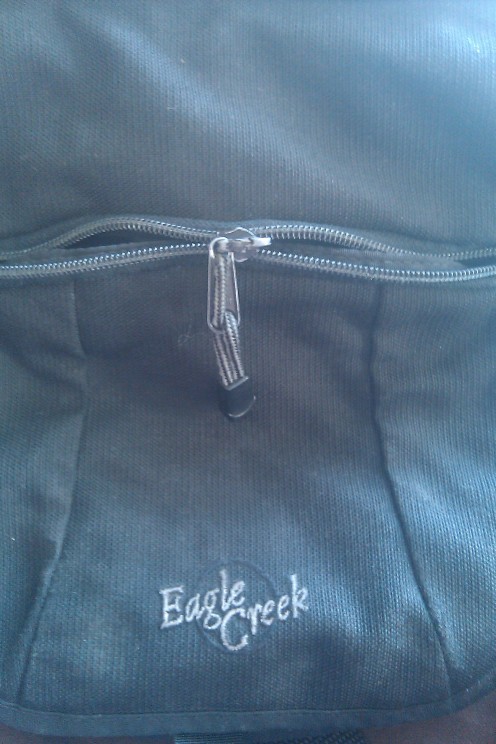 Broken zipper on the Eagle Creek shoulder bag I bought in 2004.