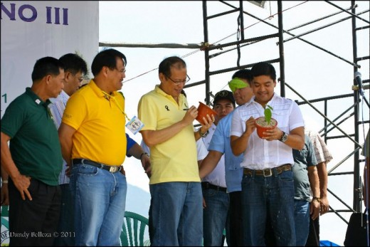 (L-R) DILG-former Naga City Mayor Jesse Robredo,Pres.Aquino & Camarines Sur Governor L-Ray Villafuerte (Photo by Dandy Belleza)