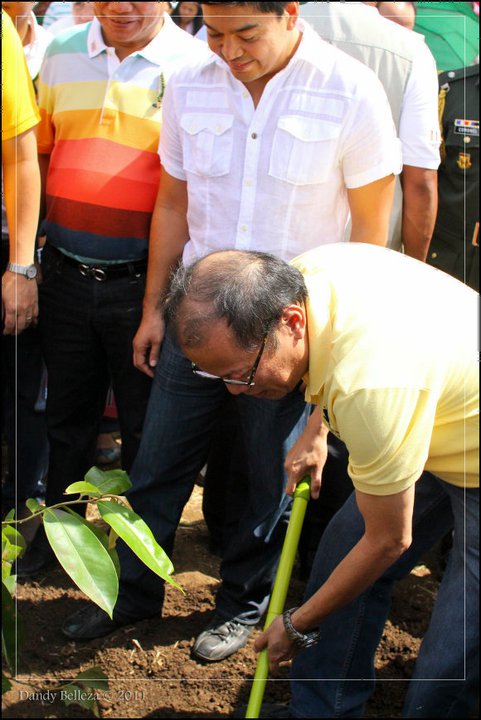 The president planting a tree (Photo by Dandy Belleza)