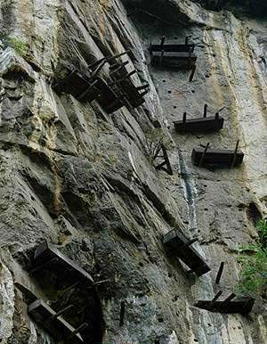 Ba coffins on cliff side of Yangtze River 