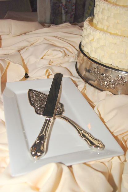 Cake servers come in many different styles, and can be easily engraved.