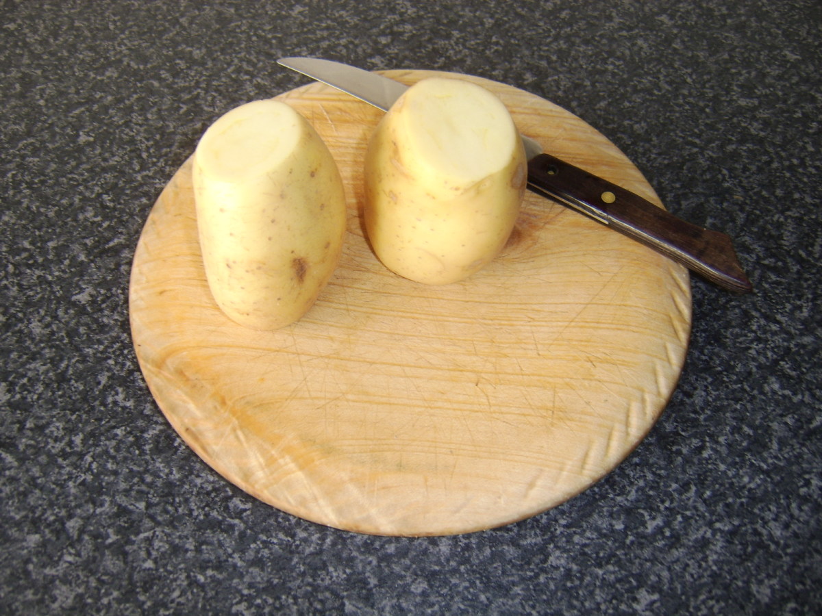 The two ends are firstly sliced off each potato