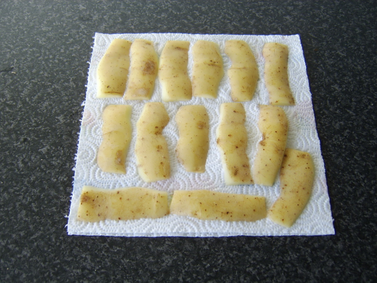 The potato skins are carefully dried on kitchen paper