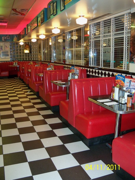 Gunther Toody's offers a unique dining experience. In this 50s style diner, everything is a blast from the past - from furnishings, decorations to music. Now don't be fooled - these chairs may be empty, but this was also taken at closing time!