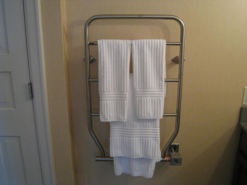 A towel warming rack placed within reach is a luxury that fits even in a small bathroom. (CCL 1)