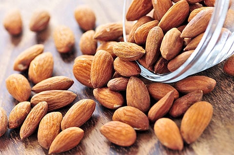 6 almond nuts are a great snack