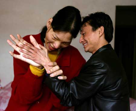hand to hand. Yao Defen and friend