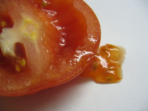 Separate the tomato seeds from the pulp.