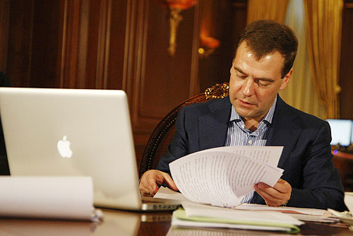 Russian President Dmitry Medvedev with his MacBook