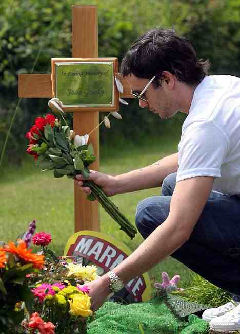 British celebrityJade Goody rests in Epping Forest Burial Park as husband, Jack Tweed, lays a wreath. Photo credit.  zimbio.com