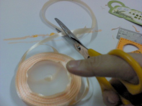 Cut the ribbon 18 cm length