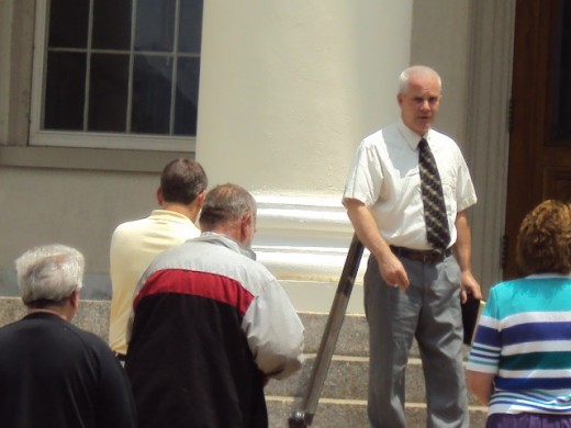 Pastor praying at courthouse claiming Bellefonte for God's glory