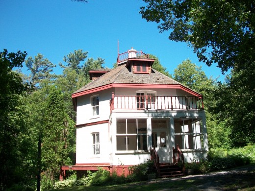 Woodchester Villa: octagon house in Bracebridge, Ontario