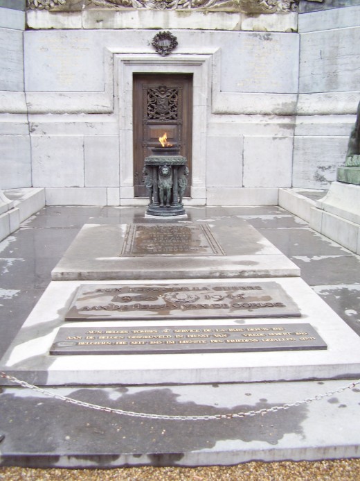 Congress Column, Brussels: tomb of the unknown soldiers and the eternal flame
