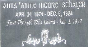 Close-up view of the grave marker of the above image.