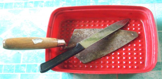 1. The rectangular Tupperware, with shovel and kitchen knife (photo by Travel Man)