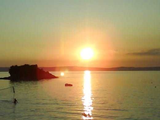 Insel Rab, Croatia - Watching the beautiful sunset and observing the tourist people walking along the seashore, it was low tide. We were waiting for our dinner to come.