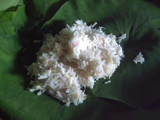 Prepare the coconut patties with taro leaves as outer cover. (Photo by Travel Man)