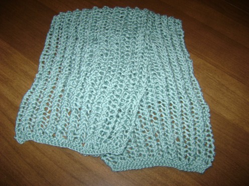 Knitted scarf in bamboo-blend yarn