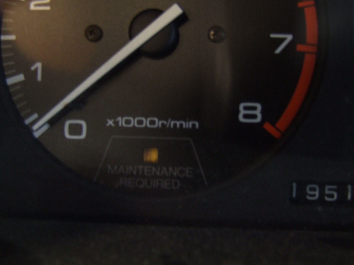 Esta pequena luz amarela (rotulada como "indicador de manutenção") não é a luz "verificadora" (1991 Honda Accord)