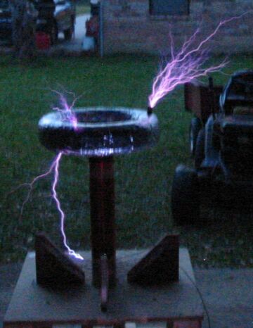 A later model Tesla coil in operation