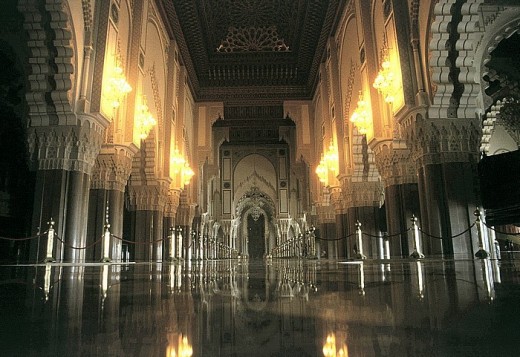 Casablanca - Marokko Moschee Hassan II: Gebetsraum 100 x 200 m big room with a capacity of 25000 believers. The ceiling can be opened.