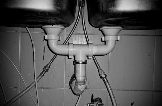 Drain pipe under double sink