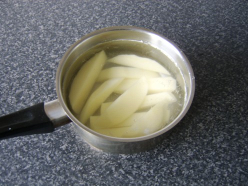 The chips are firstly parboiled in water
