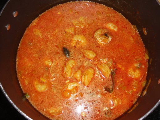rice mixed with prawn and water is poured so that it boils