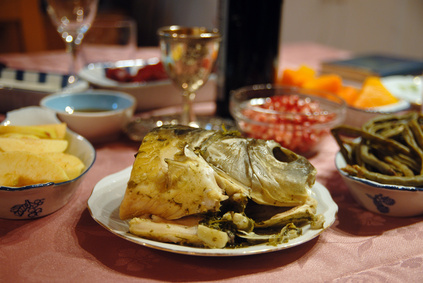 Rosh Hashanah Dinner with symbolic fish head Image:  chameleonseye.com - Fotolia.com