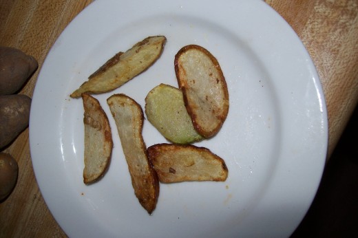 From "Eating gluten free is easy: my favorite gluten free recipes." This is the title of a recipe book I have been working on. It is great that I have the opportunity to test some of the recipes here. This one is: simply delicious fried potatoes!