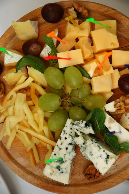 Fruit and cheese platters make nice Thanksgiving appetizers.