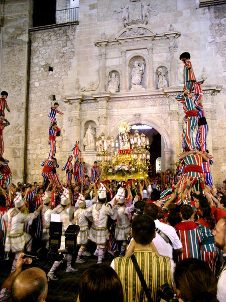 Algemesí's Virgin of Salut procession finale, complete with muixerangues, tornejants, policemen & photographers 
