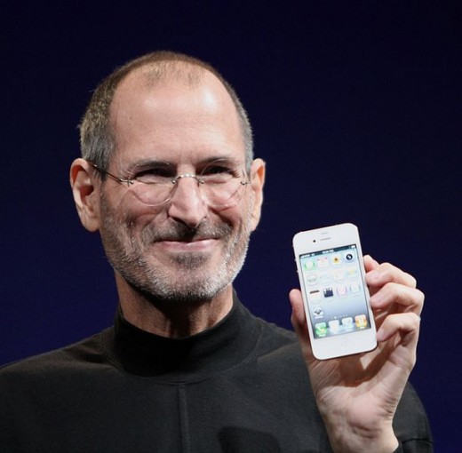 Steve Jobs holding his iPhone 4.