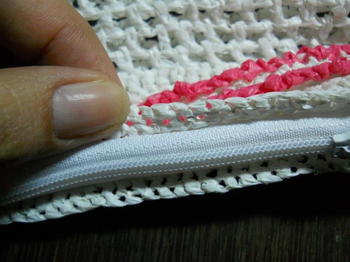 I joined the zipper to the crocheted pouch on the 3rd to the last row.