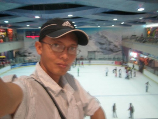 Travel Man posing with the ice skating rink at the backdraft