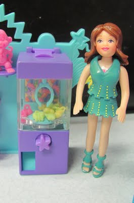 Photo of the claw game in my Polly Pocket Relaxin Resort