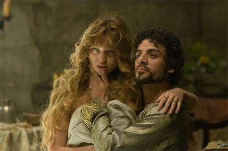 Léa Seydoux and Oscar Isaac as Isabella of Angoulême and King John in Robin Hood (2010). 