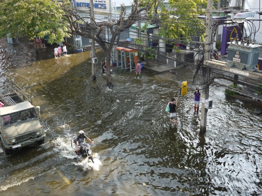 Flood waters for most Bangkokians is a novelty and I noticed many taking pictures and videos with their mobile phones