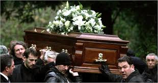 THIS IS THE FINAL TIME THAT THE DECEASED WILL HAVE, BORN ON THE SHOULDERS OF HIS FRIENDS. IN THE UNITED STATES, THIS IS A COMMON PRACTICE OF RESPECT TO THE DECEASED.
