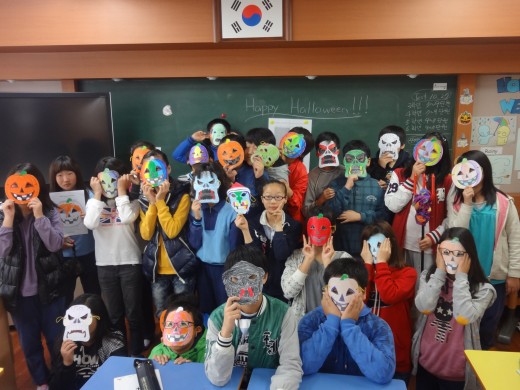 One class after making their Halloween masks.