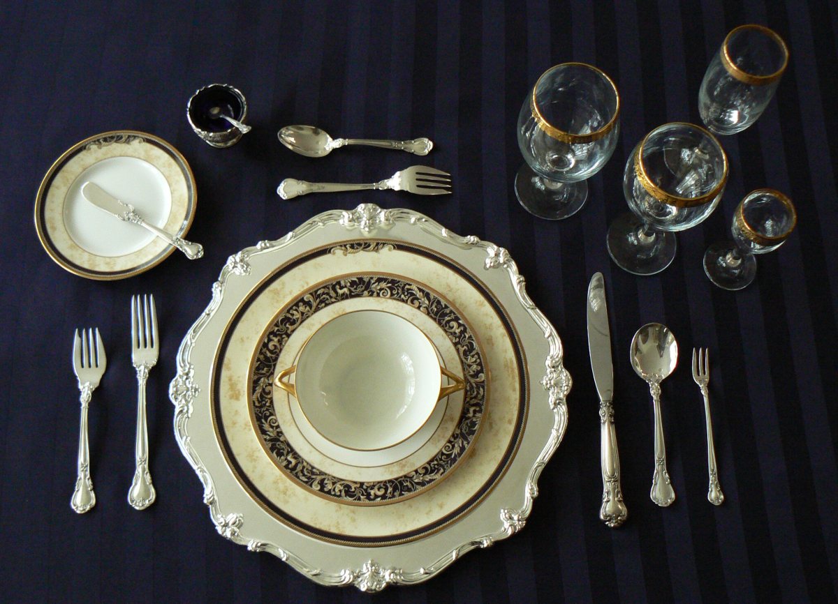 How to Set a Proper Table Setting for the Holidays or Any Other Day