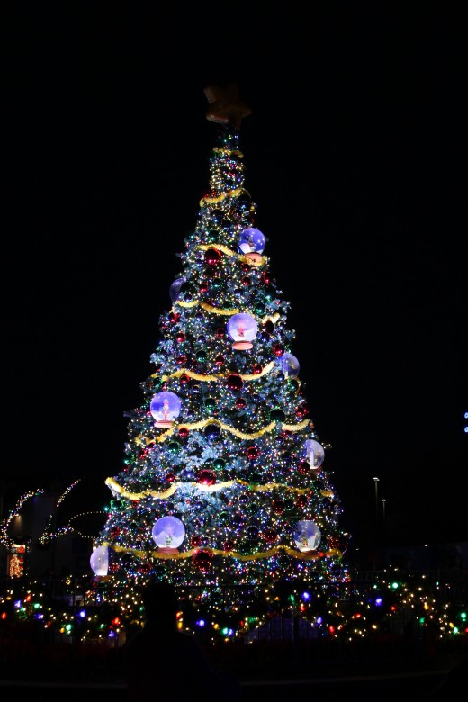 Sesame Place's main Christmas tree