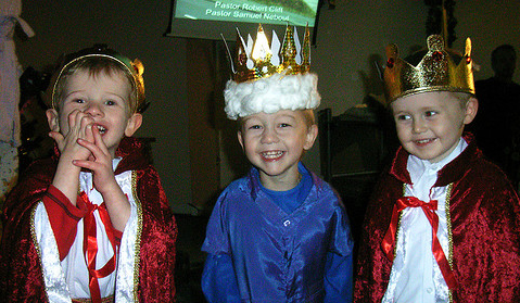 The three kings brought gifts to the baby Jesus. (Image extracted from source indicated.)